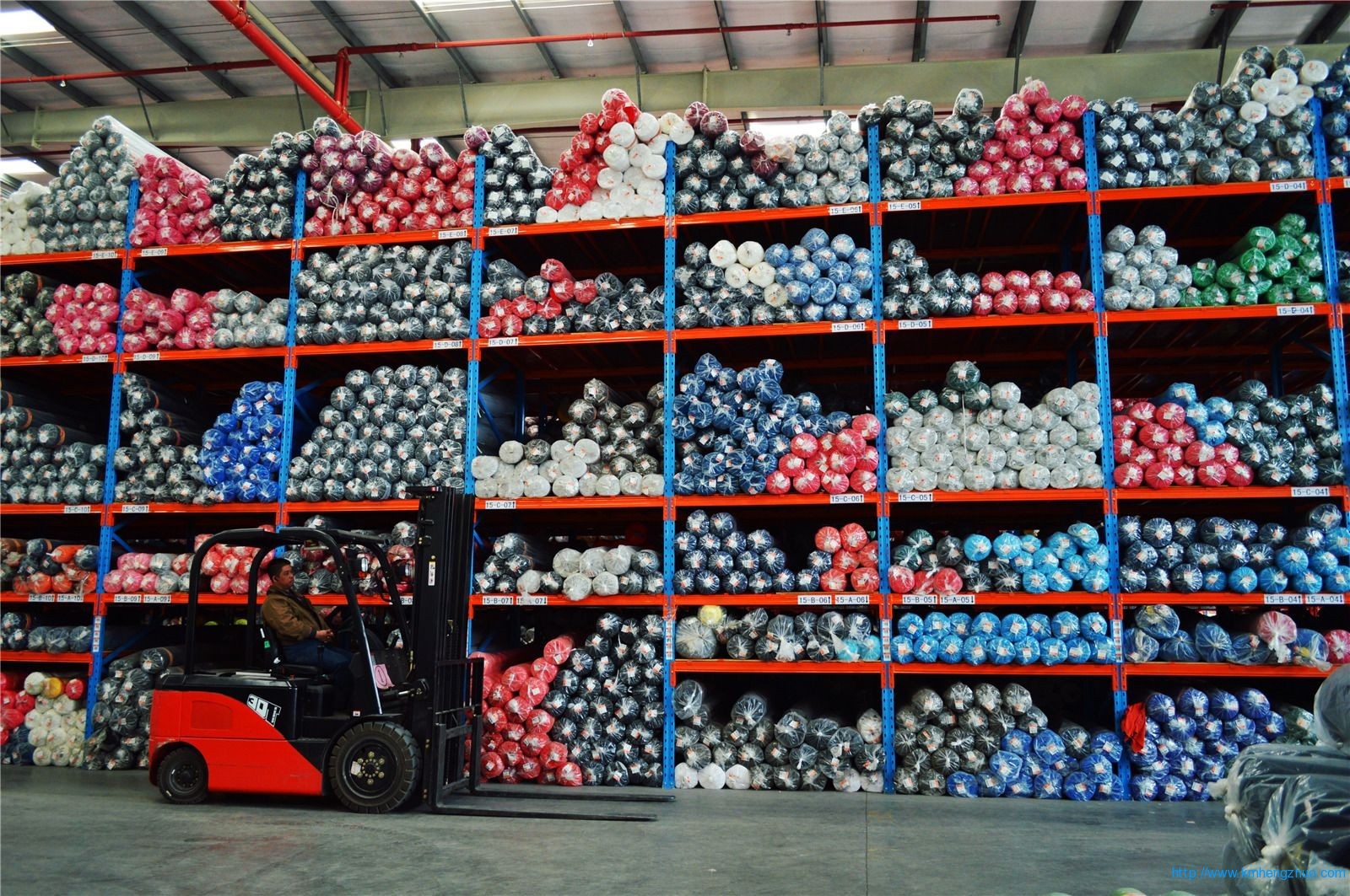 HZ-790型橫梁式貨架    重型高層倉庫貨架應用案例 HZ-790型橫梁式貨架    重型高層倉庫貨架應用案例