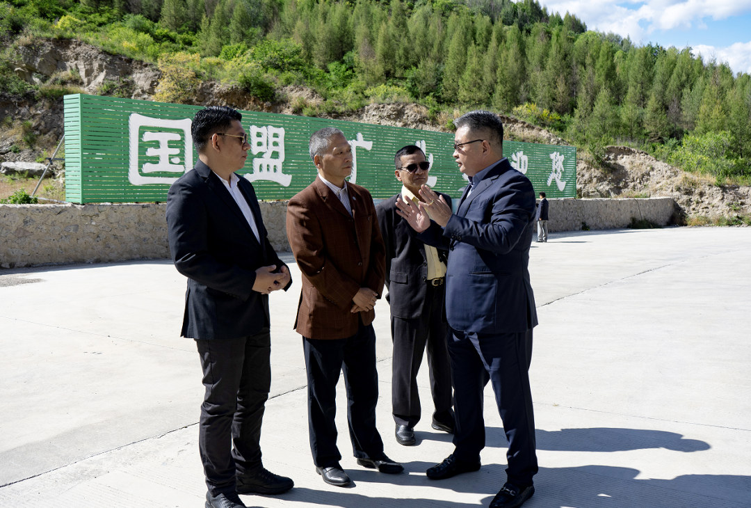 泰國SCG集團一行在公司董事長劉嚴蓬等高管陪同下，先后參觀考察了國投盛世旗下沸石礦及沸石環(huán)保新材料生產線，詳細了解到集團旗下礦山、生產車間的總體功能布局、生產工藝流程等。同時，在參觀考察過程中，公司董事長劉嚴蓬為丹納諾特·圖尼亞蓬派邦先生等人陸續(xù)介紹了沸石項目產業(yè)規(guī)劃、布局、建設進展與生產情況，讓考察團充分了解到國投盛世在全球沸石行業(yè)的頭部實力，為后續(xù)深入合作奠定了扎實基礎。