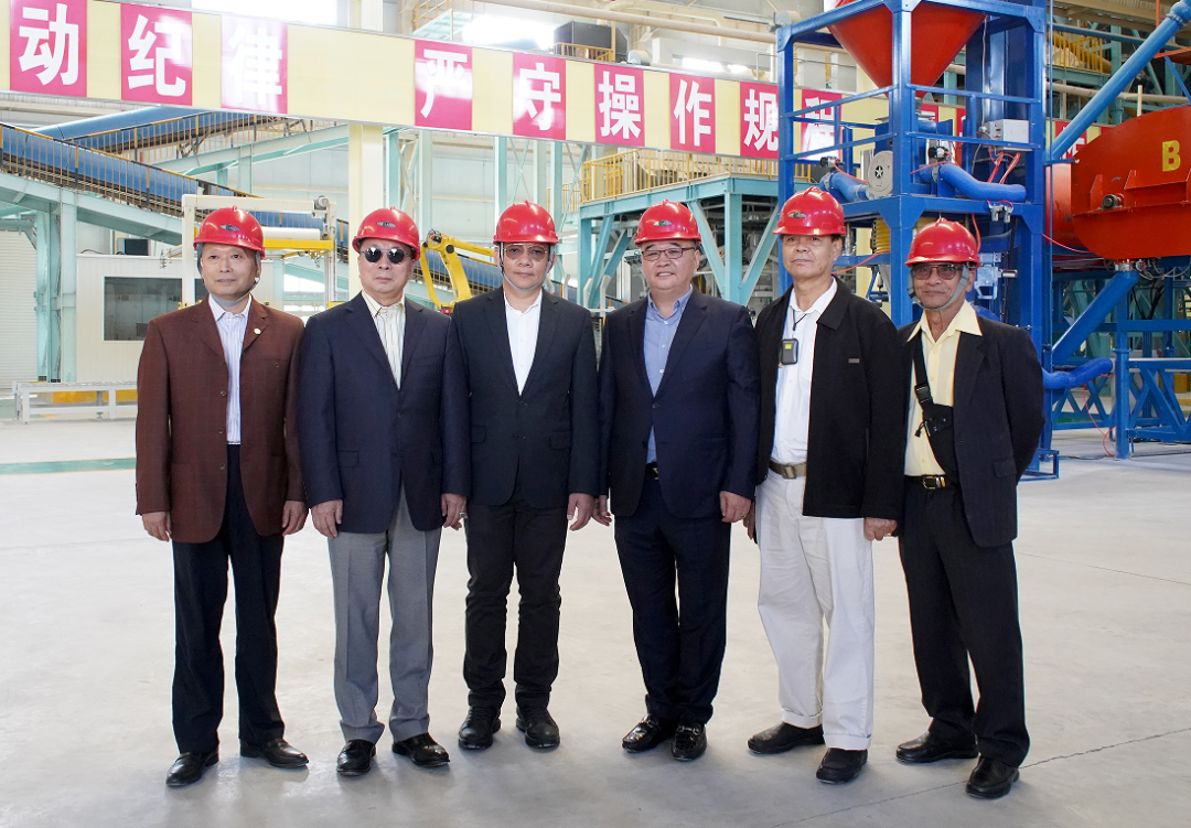 公司董事長劉嚴蓬與SCG考察團在沸石生產車間合影
