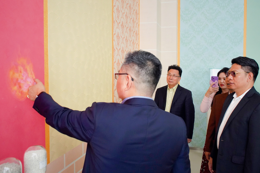 ▲公司董事長劉嚴蓬與SCG考察團在沸石生產車間合影