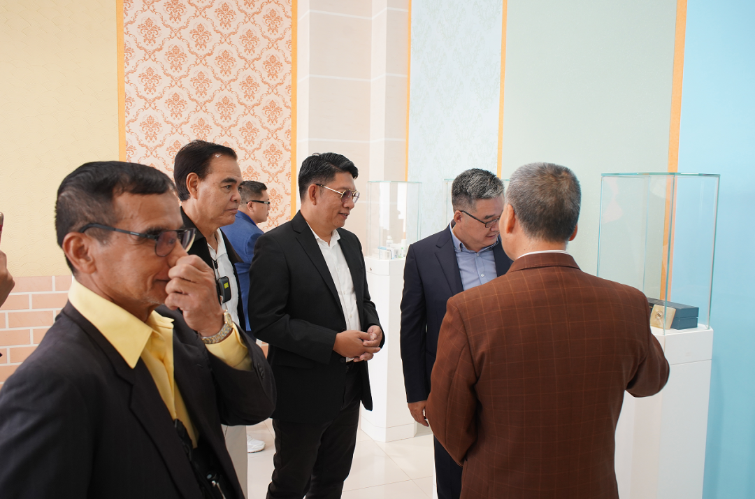 ▲公司董事長劉嚴蓬為SCG考察團展示沸石壁材防火試驗