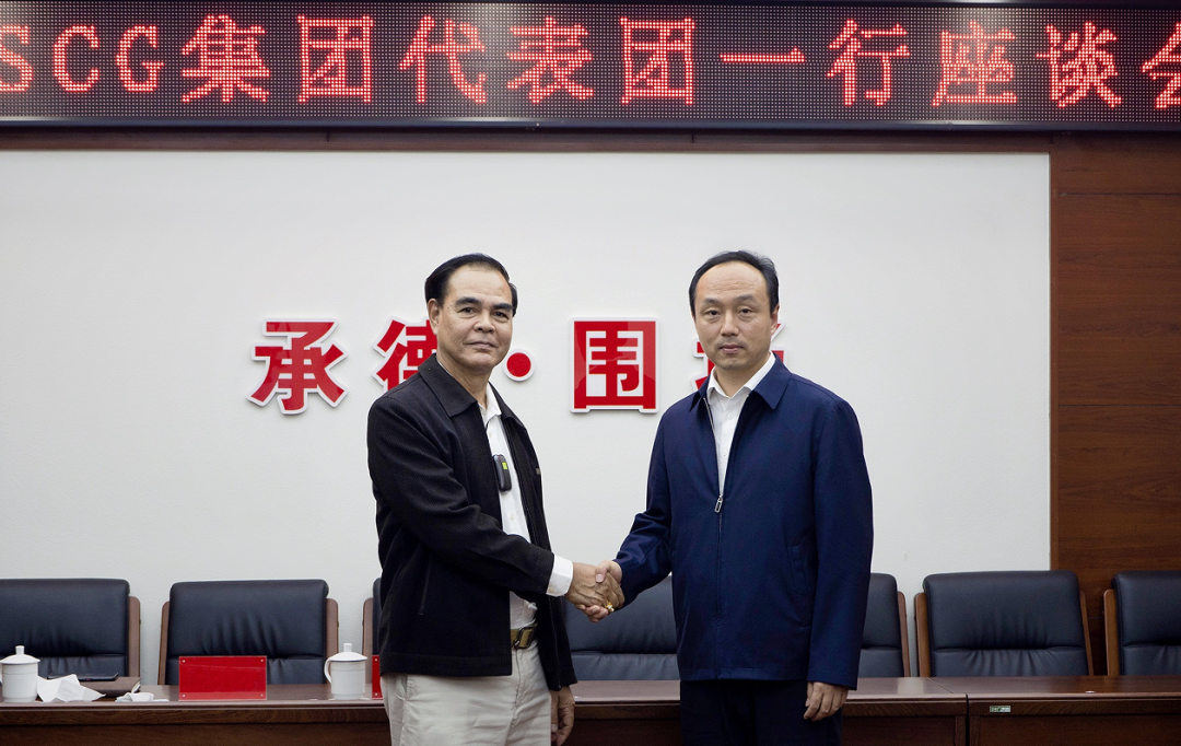 ▲圍場縣縣委書記劉洋（右）與SCG集團佩拉什·維穆克塔洛普先生（左）合影