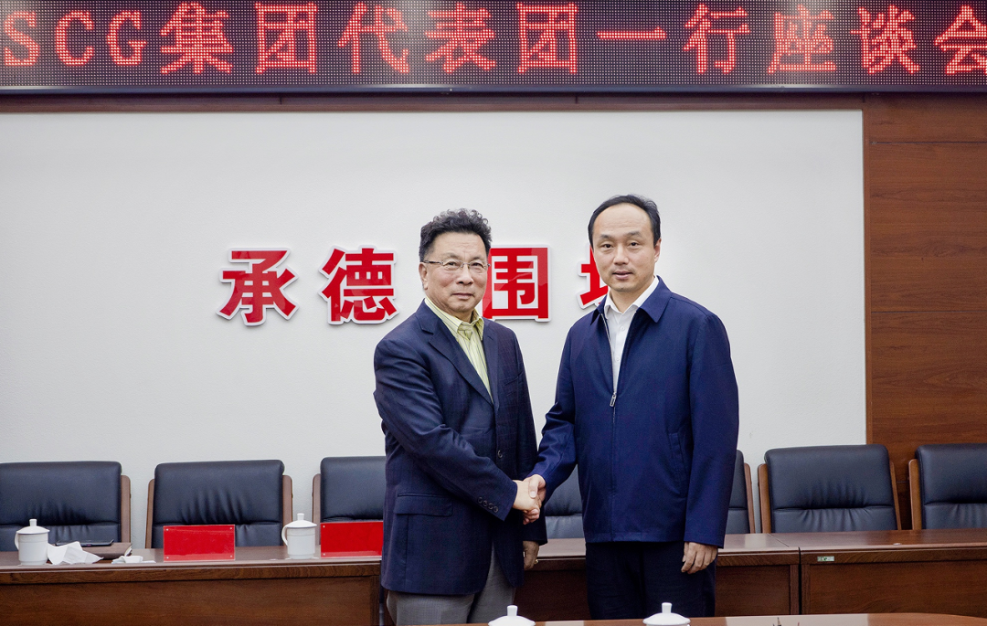 ▲圍場縣縣委書記劉洋（右）與SCG集團佩拉什·維穆克塔洛普先生（左）合影